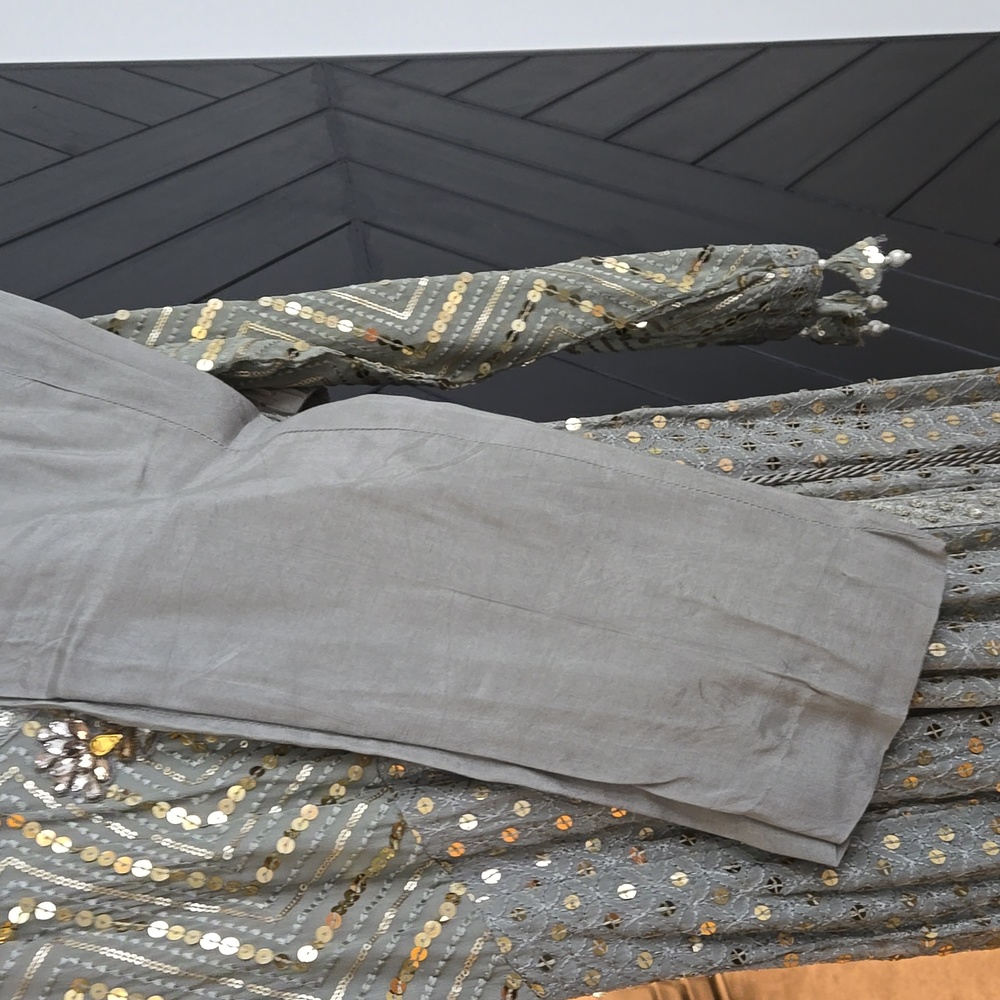 Ayesha Somaya Pakistani Small Gown - Picture 10 of 11